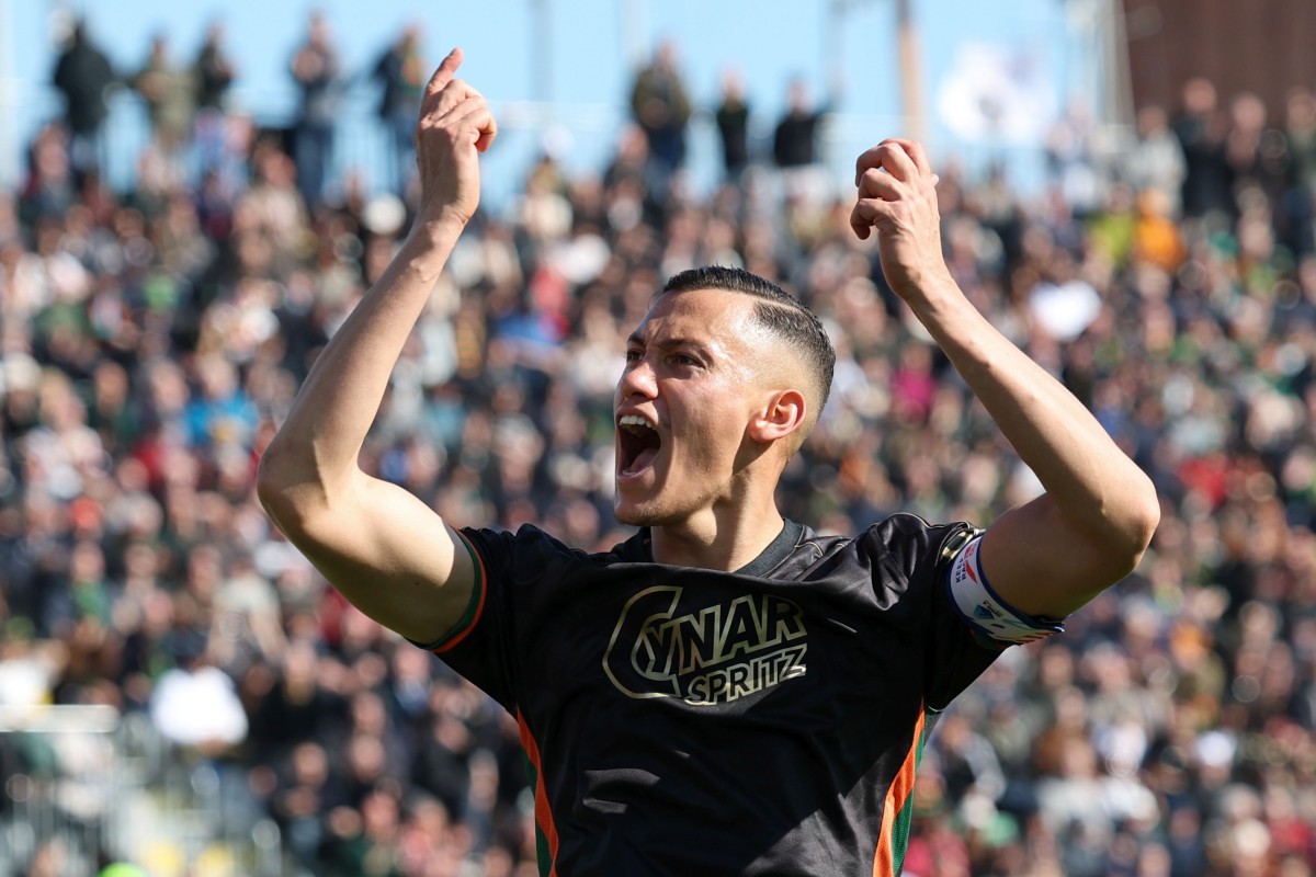 Hasil Serie A Pekan Ke-32: Milan Menggila, Inter Kokoh di Puncak, Venezia Akhiri Puasa Kemenangan