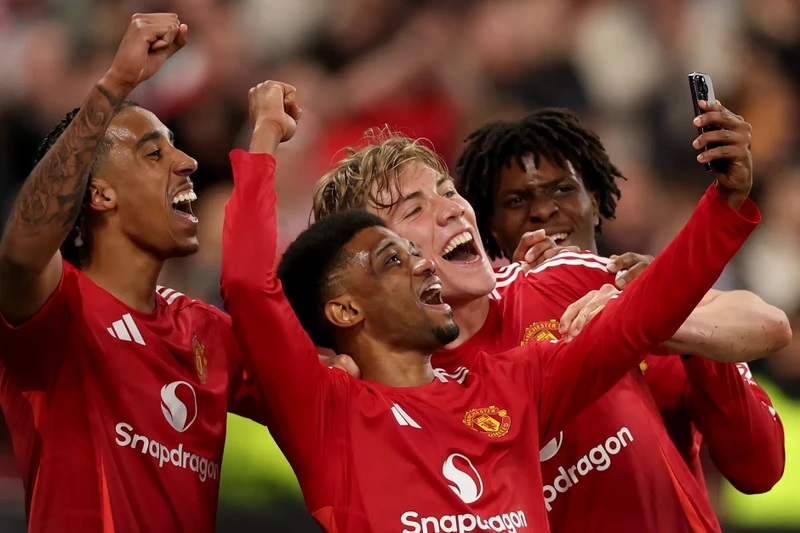 Selebrasi pemain manchester united setelah memastikan ke final liga Europa