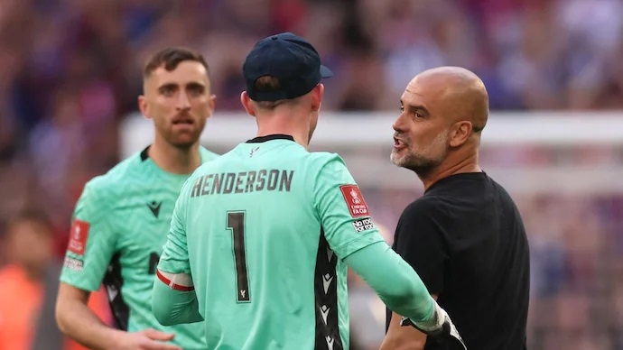 Pelatih Man City Pep Guardiola tampak melakukan protes usai pertandingan