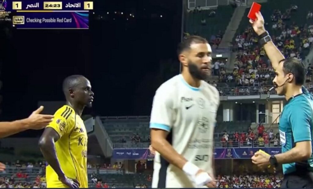 sadio mane menerima kartu merah