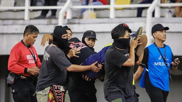 Djalu Ariel Fristianto (Djalu) saat dievakuasi di Stadion