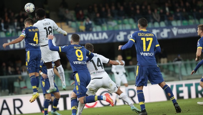 Para pemain Cremonese dan Verona saling merebut bola pada pertandingan