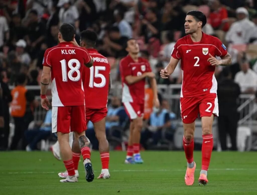 Kevin Diks saat memberikan arahan kepada rekan setim