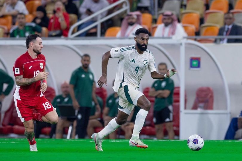 Mark Klok saat berhadapan dengan pemain arab saudi