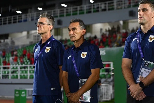 gerald vanenburg dan Frank van Kempen bersama asistem pelatih saat mendampingi timnas u23 indonesia