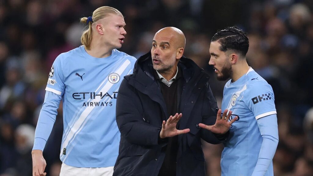 kulitbandar.id, - pelatih city pep guardiola memberikan arahan kepada haaland dan rayan cherki sebagai pemain pengganti