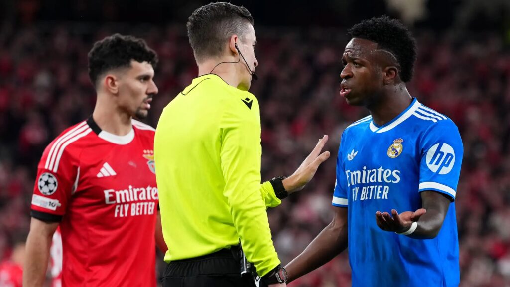 kulitbundar.id, - protes vinicius jr kepada wasit usai dirinya merasa jadi korban rasisme dari pemain benfica